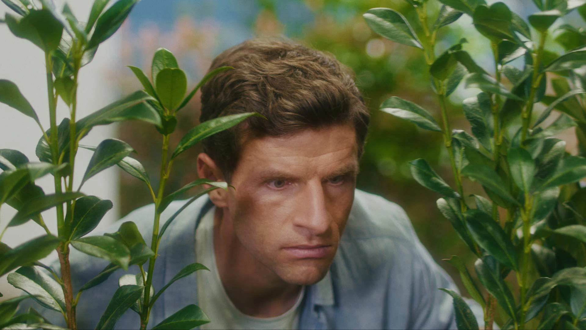 Film Still of the commercial for Turbogrün, featuring Thomas Müller, edited by Dennis Riebenstahl. Click here to watch.